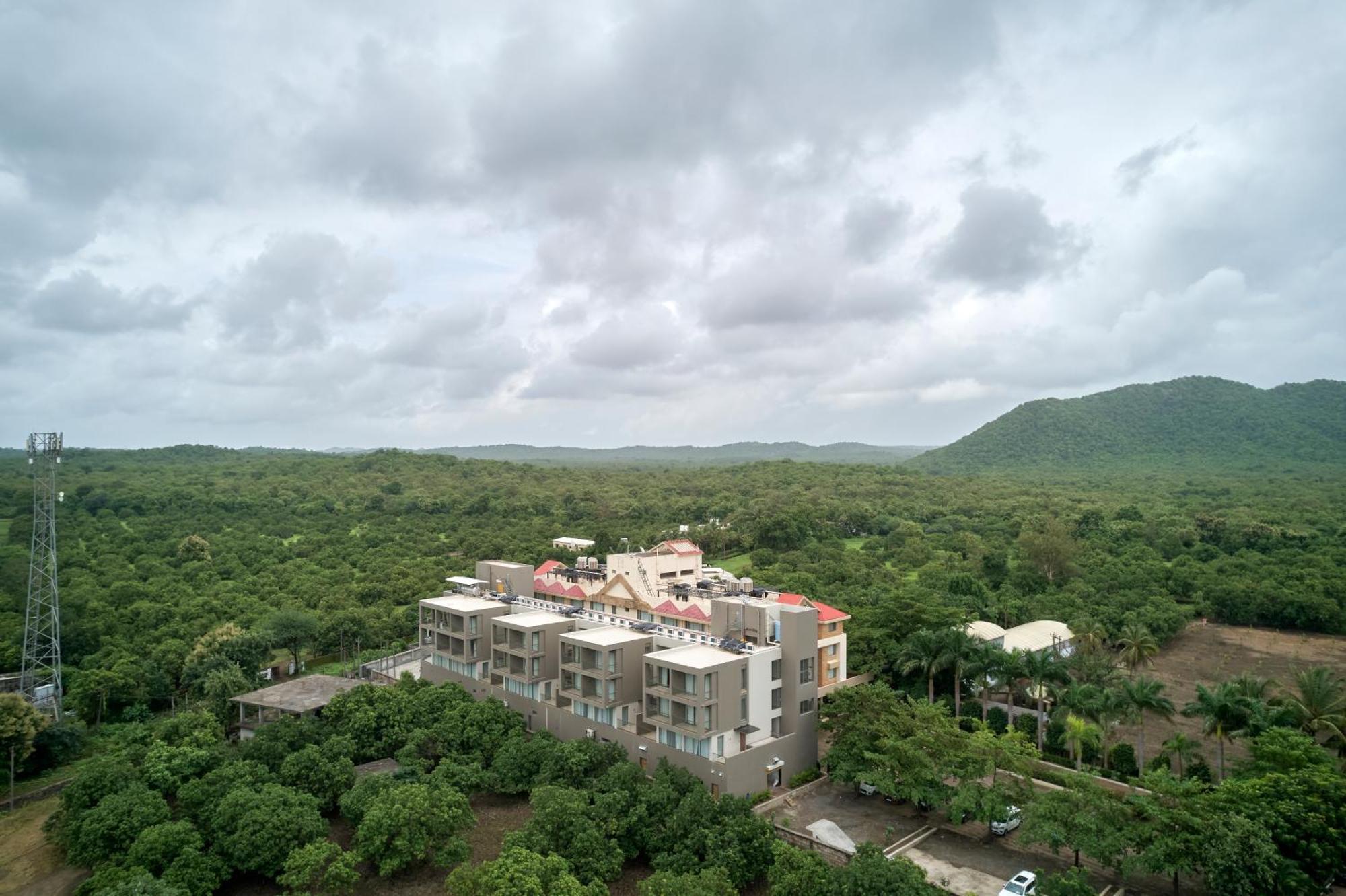 Hotel Sarovar Portico Sasangir Sasan Gir Exterior foto